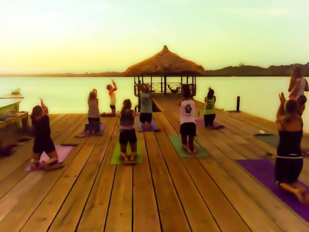 The Venue - Utila Hostel ภายนอก รูปภาพ