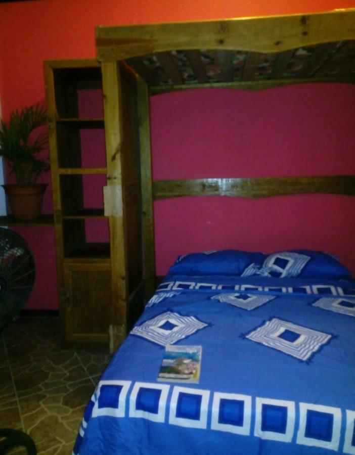 The Venue - Utila Hostel ภายนอก รูปภาพ