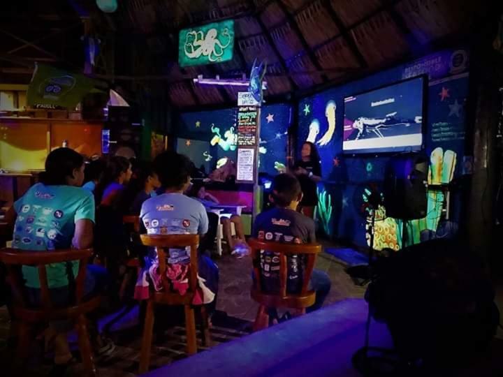 The Venue - Utila Hostel ภายนอก รูปภาพ
